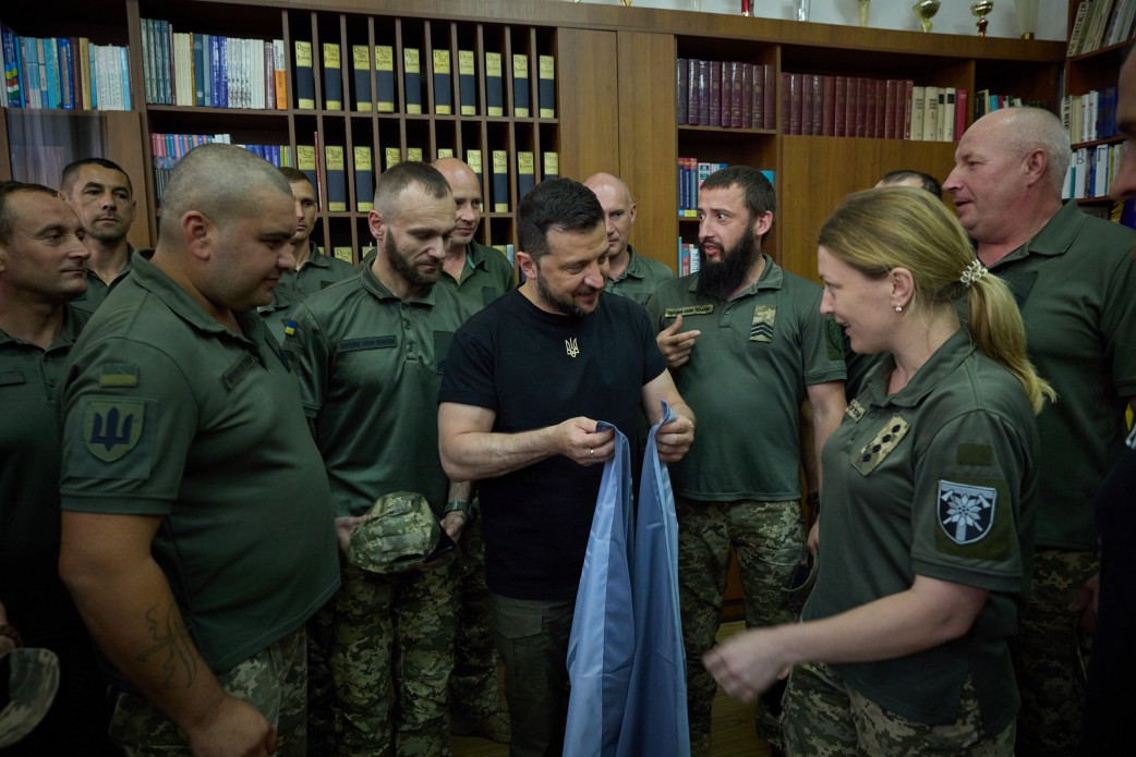 На Закарпатті Президент зустрівся з угорською громадою та відзначив державними нагородами воїнів На Закарпатті Президент зустрівся з угорською громадою та відзначив державними нагородами воїнів