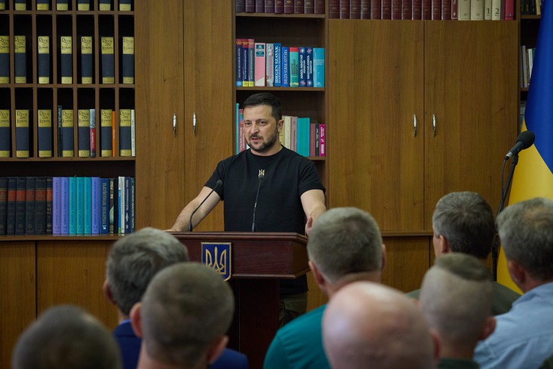 На Закарпатті Президент зустрівся з угорською громадою та відзначив державними нагородами воїнів На Закарпатті Президент зустрівся з угорською громадою та відзначив державними нагородами воїнів