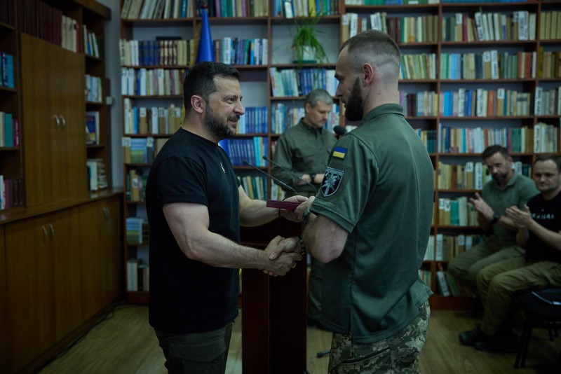 На Закарпатті Президент зустрівся з угорською громадою та відзначив державними нагородами воїнів На Закарпатті Президент зустрівся з угорською громадою та відзначив державними нагородами воїнів