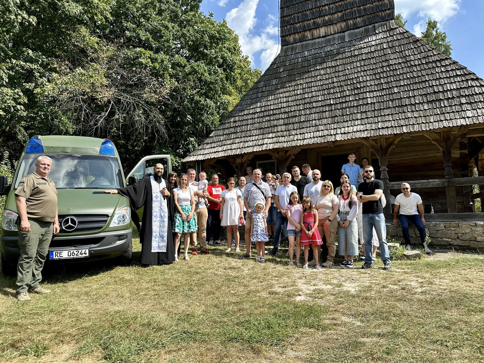 Парафія УГКЦ у Пирогові передала автомобіль швидкої допомоги на фронт Парафія УГКЦ у Пирогові передала автомобіль швидкої допомоги на фронт