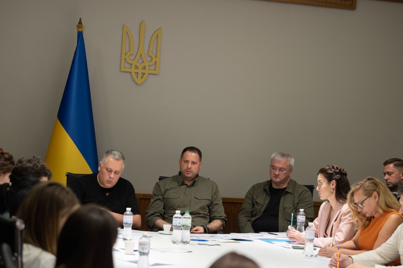 Повага до територіальної цілісності й суверенітету – основа Формули миру – Андрій Єрмак розповів представникам ЗМІ про перебіг зустрічі радників у Джидді Повага до територіальної цілісності й суверенітету – основа Формули миру – Андрій Єрмак розповів представникам ЗМІ про перебіг зустрічі радників у Джидді