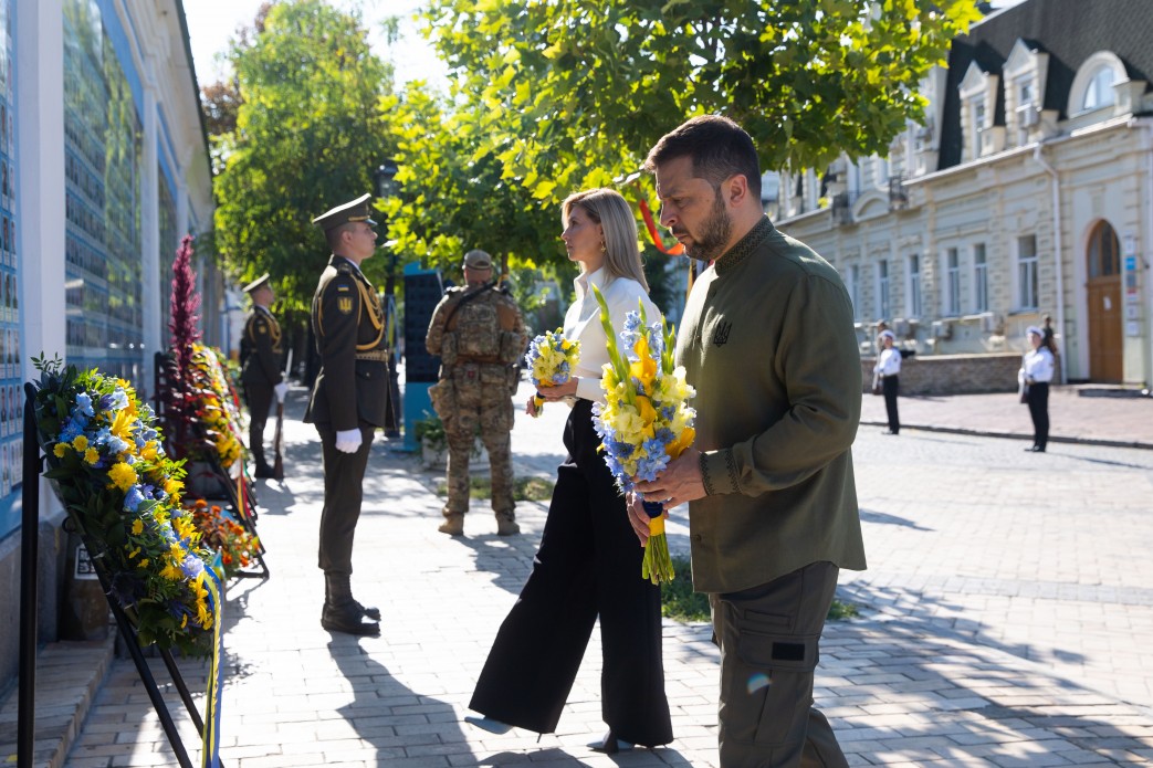 Президент і перша леді вшанували пам’ять загиблих захисників України Президент і перша леді вшанували пам’ять загиблих захисників України
