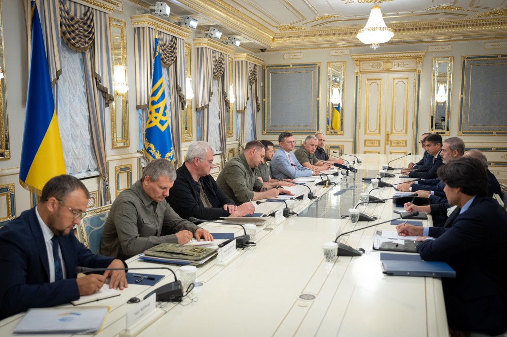 Президент України провів зустріч із міністром закордонних справ Туреччини Президент України провів зустріч із міністром закордонних справ Туреччини