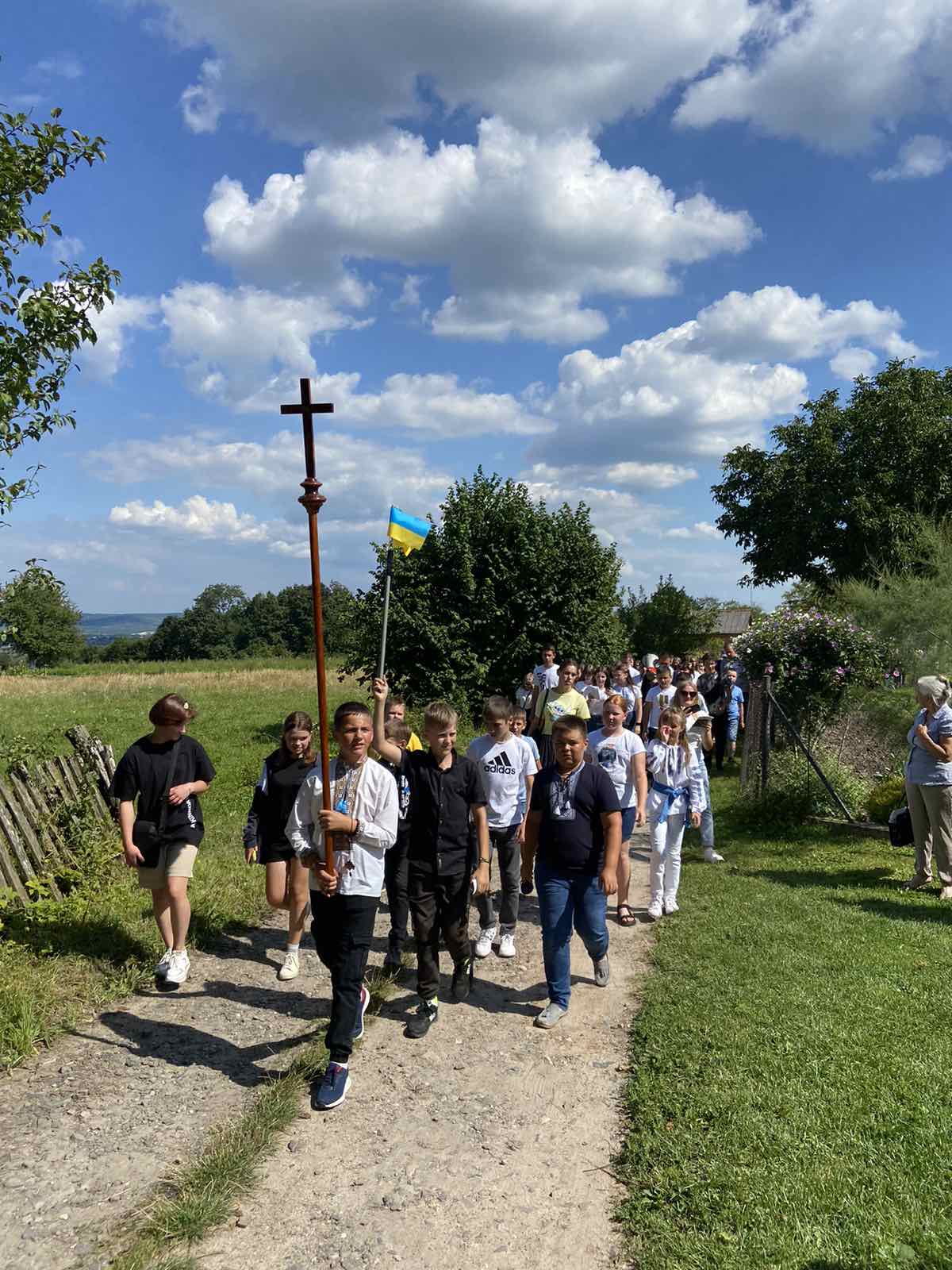 Прощею «Прослава Бога ― за дар життя» до храму Жінок Мироносиць, села Вороняки Поморянського деканату, вшанували 90-ліття Блаженнішого Любомира Прощею «Прослава Бога ― за дар життя» до храму Жінок Мироносиць, села Вороняки Поморянського деканату, вшанували 90-ліття Блаженнішого Любомира