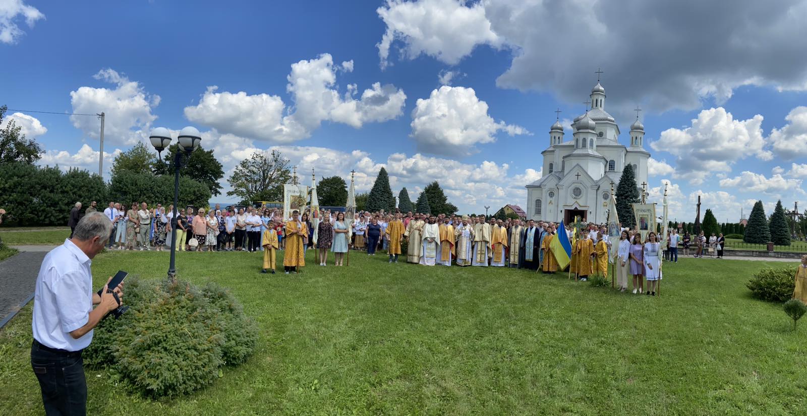 Прощею «Прослава Бога ― за дар життя» до храму Жінок Мироносиць, села Вороняки Поморянського деканату, вшанували 90-ліття Блаженнішого Любомира Прощею «Прослава Бога ― за дар життя» до храму Жінок Мироносиць, села Вороняки Поморянського деканату, вшанували 90-ліття Блаженнішого Любомира
