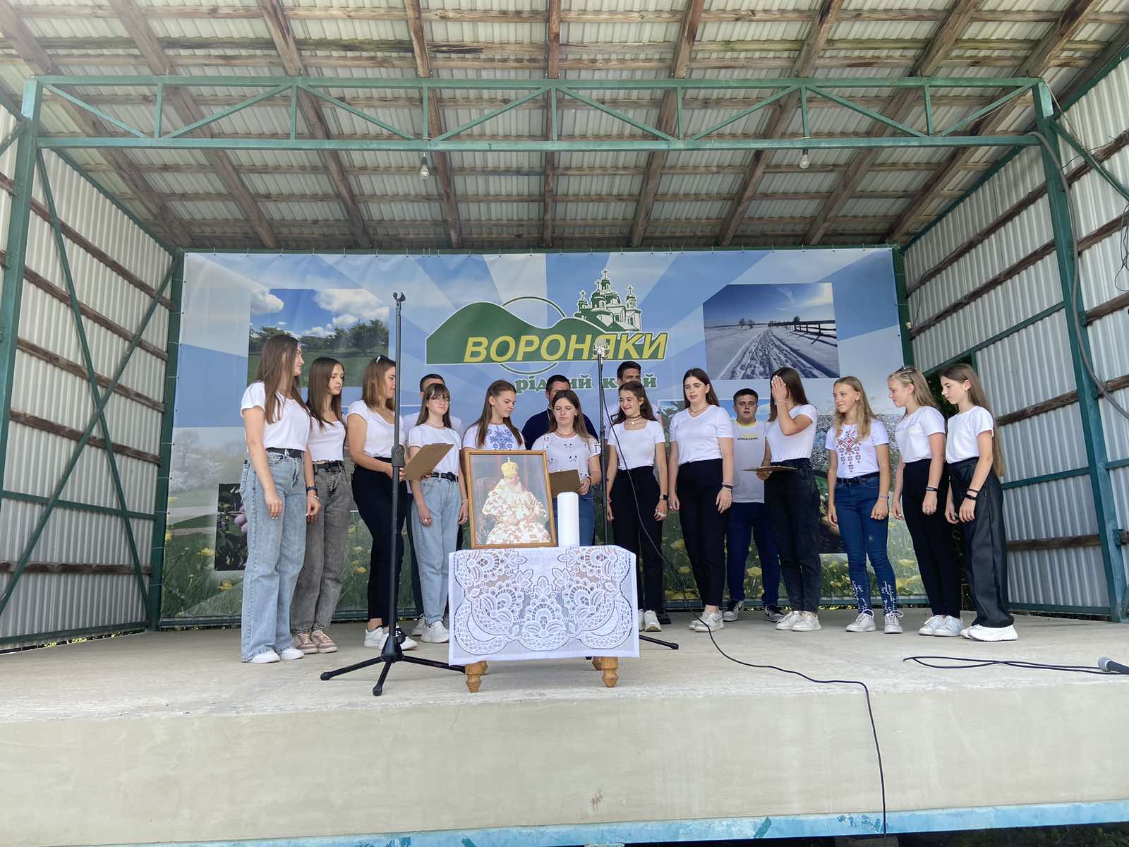 Прощею «Прослава Бога ― за дар життя» до храму Жінок Мироносиць, села Вороняки Поморянського деканату, вшанували 90-ліття Блаженнішого Любомира Прощею «Прослава Бога ― за дар життя» до храму Жінок Мироносиць, села Вороняки Поморянського деканату, вшанували 90-ліття Блаженнішого Любомира