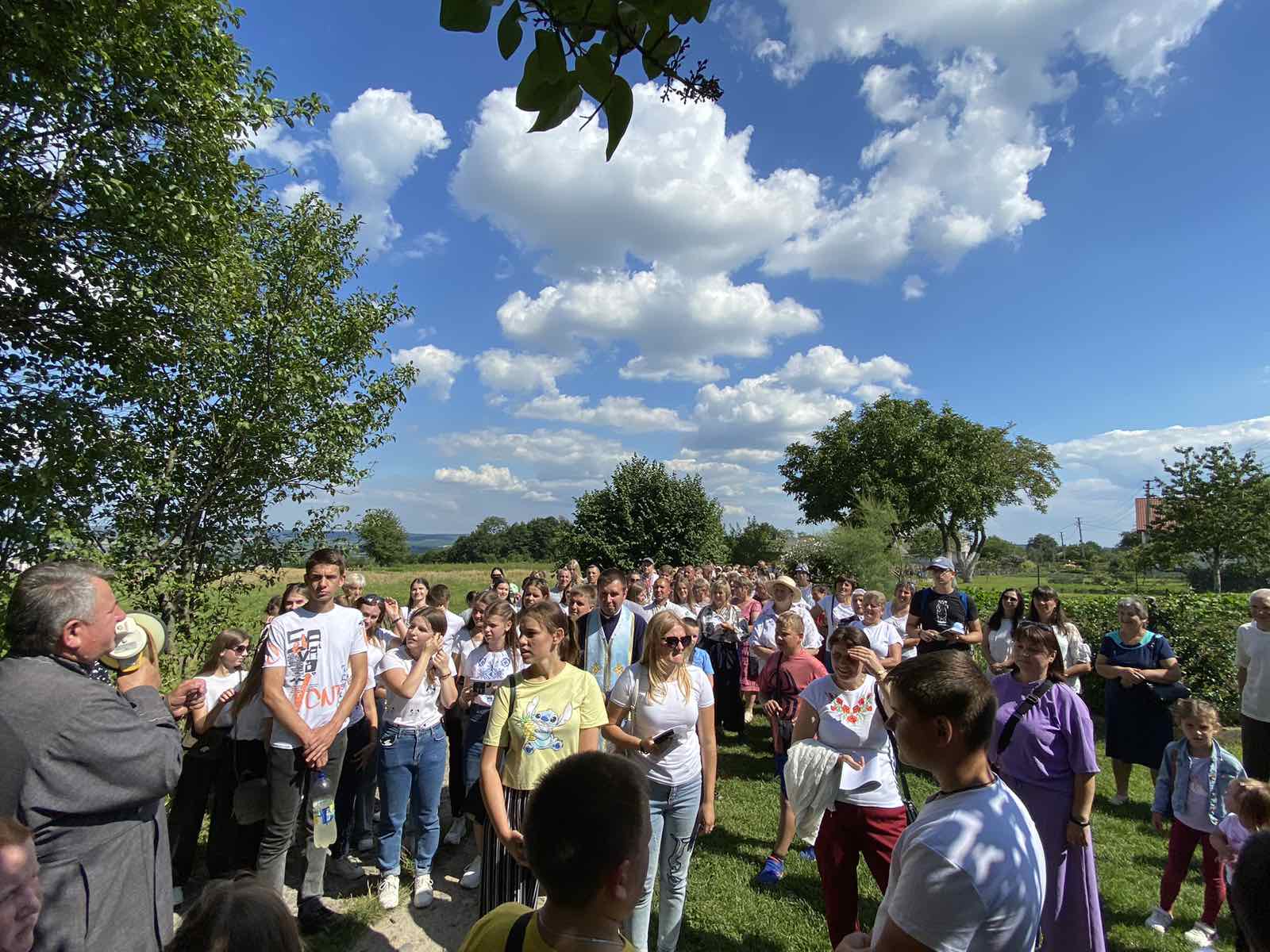 Прощею «Прослава Бога ― за дар життя» до храму Жінок Мироносиць, села Вороняки Поморянського деканату, вшанували 90-ліття Блаженнішого Любомира Прощею «Прослава Бога ― за дар життя» до храму Жінок Мироносиць, села Вороняки Поморянського деканату, вшанували 90-ліття Блаженнішого Любомира