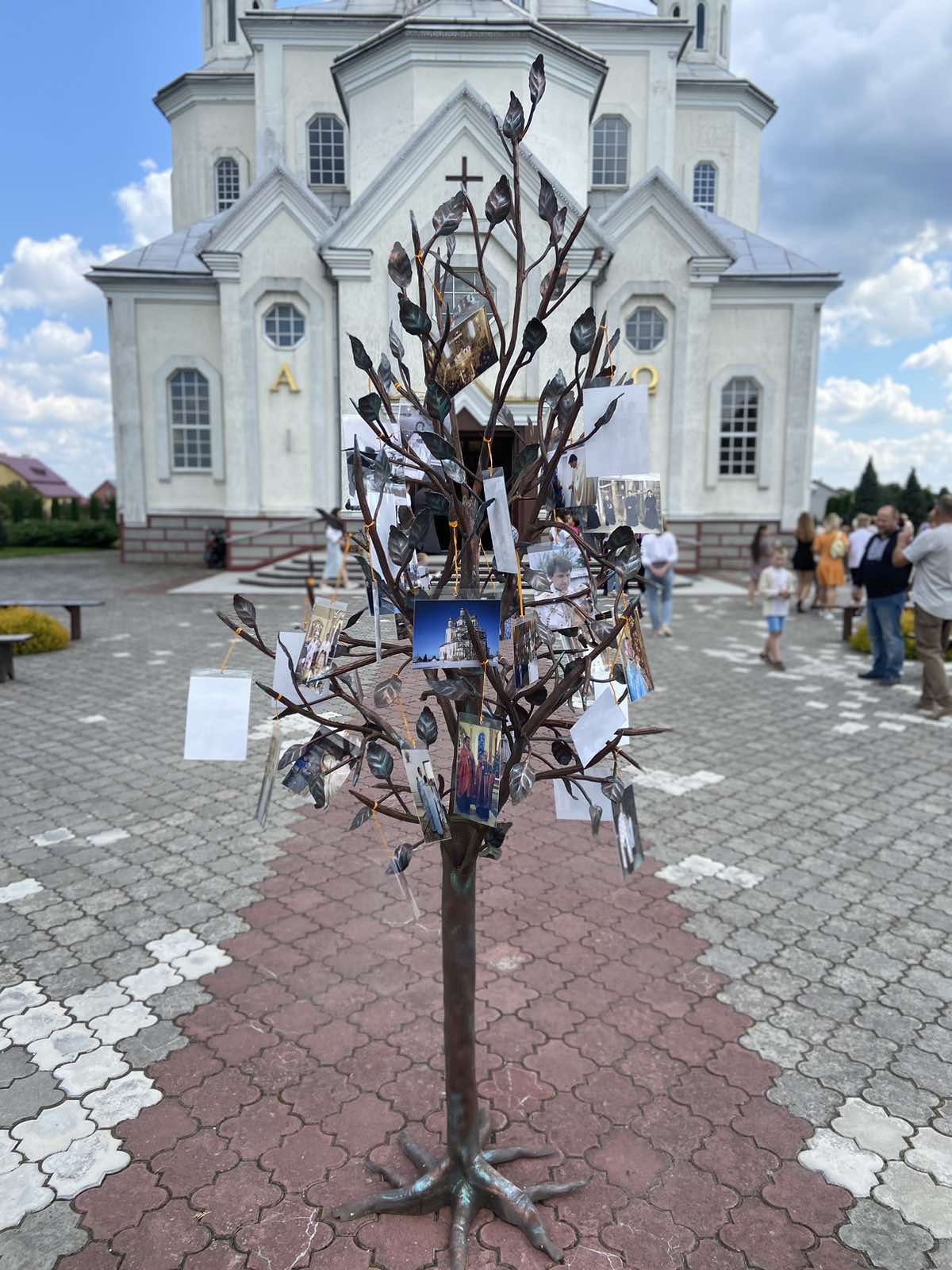 Прощею «Прослава Бога ― за дар життя» до храму Жінок Мироносиць, села Вороняки Поморянського деканату, вшанували 90-ліття Блаженнішого Любомира Прощею «Прослава Бога ― за дар життя» до храму Жінок Мироносиць, села Вороняки Поморянського деканату, вшанували 90-ліття Блаженнішого Любомира
