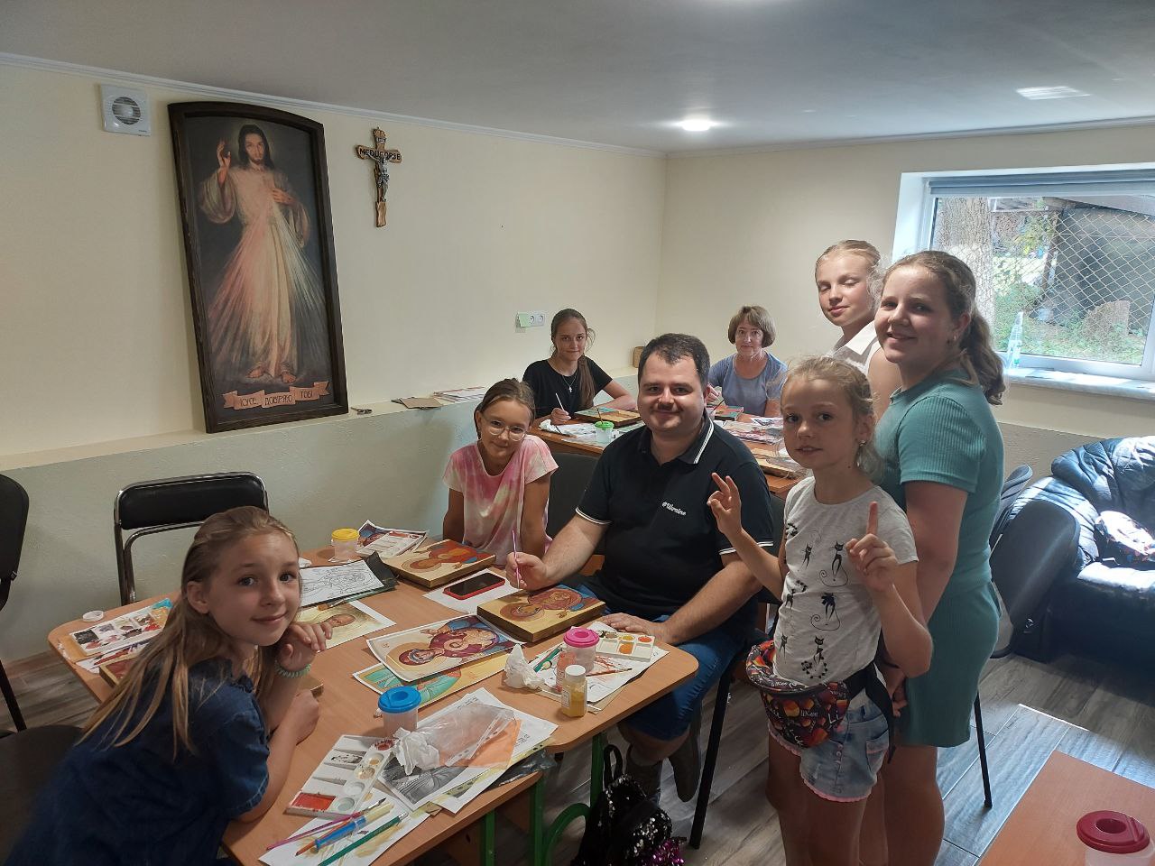 Свято Преображення Господнього у Краківці ознаменувалося освяченням ікон, які діти та молодь писали у супроводі іконописця Андрія Майовця Свято Преображення Господнього у Краківці ознаменувалося освяченням ікон, які діти та молодь писали у супроводі іконописця Андрія Майовця