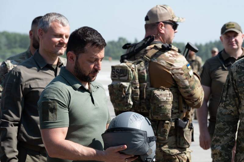 У День Повітряних сил Володимир Зеленський оглянув зразки зброї та військової техніки українських захисників неба та поспілкувався з воїнами У День Повітряних сил Володимир Зеленський оглянув зразки зброї та військової техніки українських захисників неба та поспілкувався з воїнами