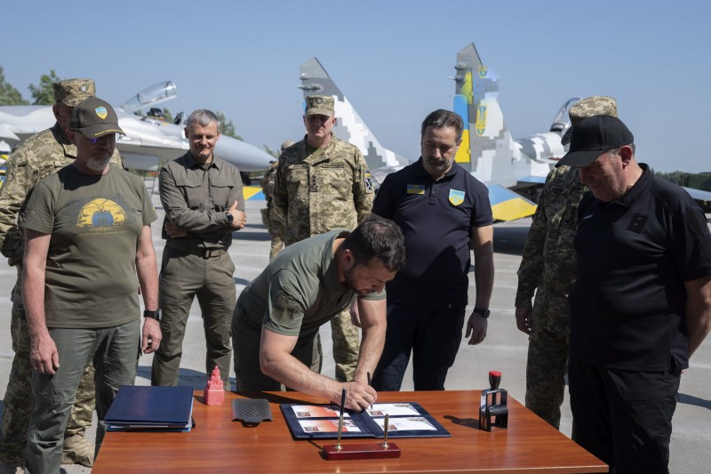 У День Повітряних сил Володимир Зеленський оглянув зразки зброї та військової техніки українських захисників неба та поспілкувався з воїнами У День Повітряних сил Володимир Зеленський оглянув зразки зброї та військової техніки українських захисників неба та поспілкувався з воїнами