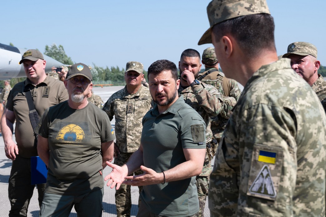 У День Повітряних сил Володимир Зеленський оглянув зразки зброї та військової техніки українських захисників неба та поспілкувався з воїнами У День Повітряних сил Володимир Зеленський оглянув зразки зброї та військової техніки українських захисників неба та поспілкувався з воїнами
