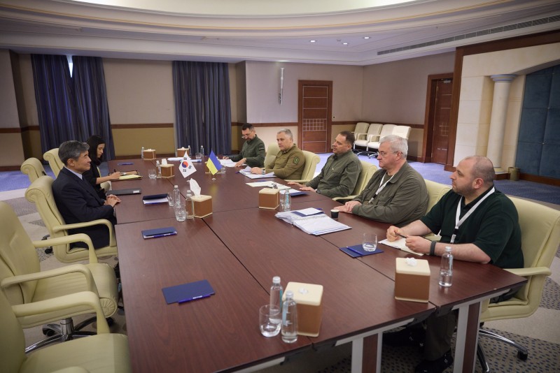 У межах зустрічі в Джидді Андрій Єрмак провів низку двосторонніх переговорів щодо забезпечення обороноздатності України та реалізації Формули миру У межах зустрічі в Джидді Андрій Єрмак провів низку двосторонніх переговорів щодо забезпечення обороноздатності України та реалізації Формули миру