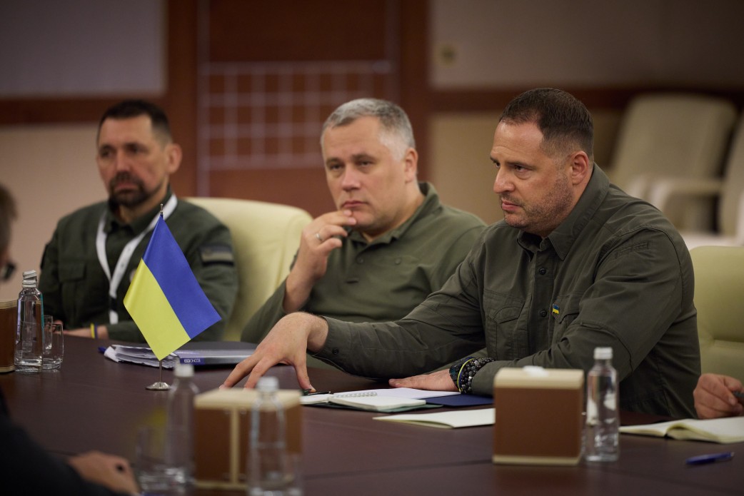 У межах зустрічі в Джидді Андрій Єрмак провів низку двосторонніх переговорів щодо забезпечення обороноздатності України та реалізації Формули миру У межах зустрічі в Джидді Андрій Єрмак провів низку двосторонніх переговорів щодо забезпечення обороноздатності України та реалізації Формули миру