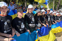 Українська молодь прийшла на&nbsp;Хресну дорогу з&nbsp;Папою у&nbsp;вбранні з&nbsp;портретами вбитих росією українських дітей