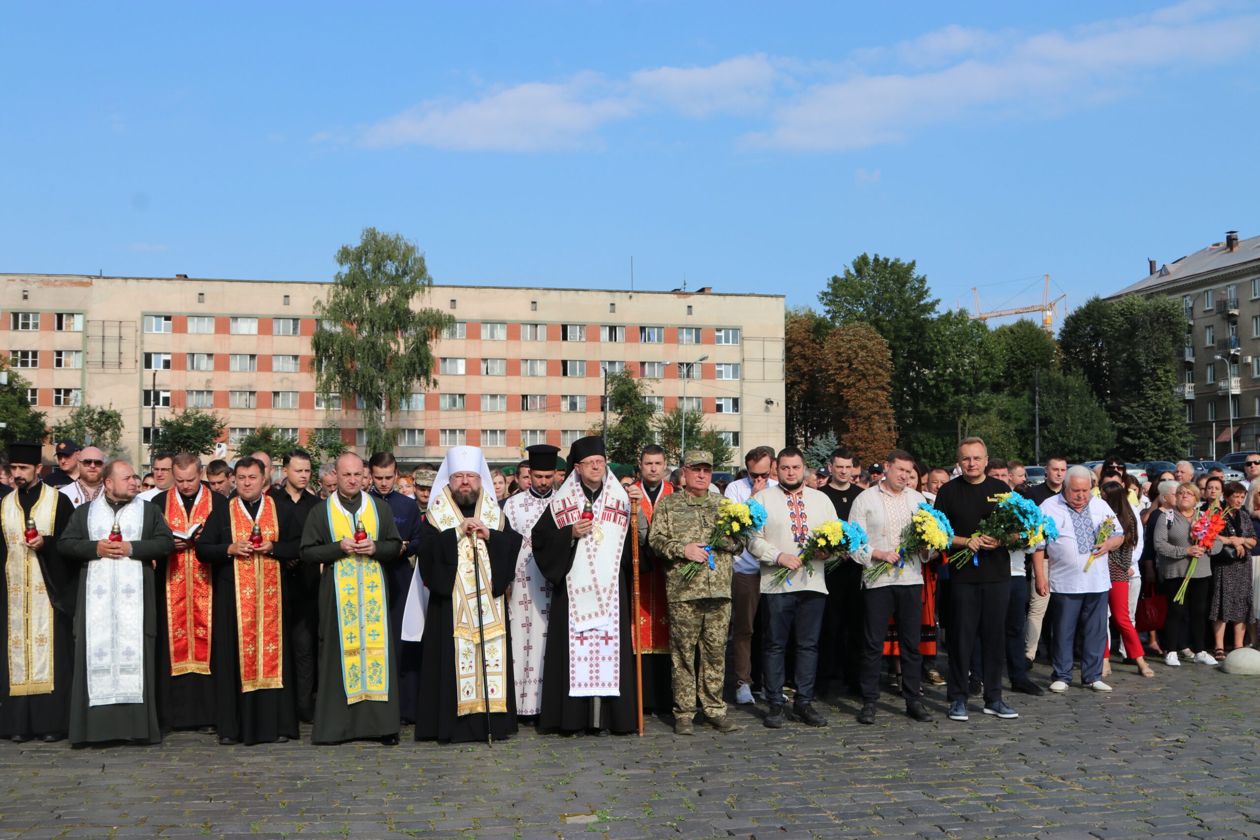 “Вітаємо Тебе, дорога мамо Україно, з Днем Незалежності”: у Львові на Личакові молитовно вшанували загиблих новітніх Героїв України “Вітаємо Тебе, дорога мамо Україно, з Днем Незалежності”: у Львові на Личакові молитовно вшанували загиблих новітніх Героїв України