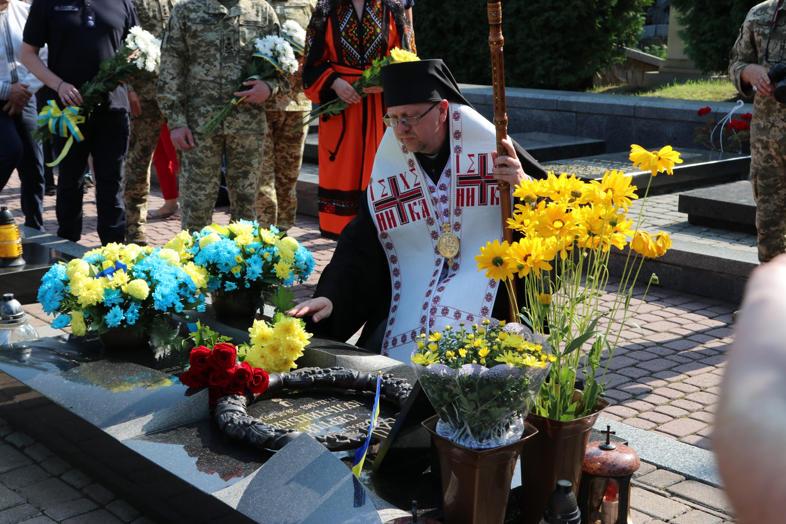 “Вітаємо Тебе, дорога мамо Україно, з Днем Незалежності”: у Львові на Личакові молитовно вшанували загиблих новітніх Героїв України “Вітаємо Тебе, дорога мамо Україно, з Днем Незалежності”: у Львові на Личакові молитовно вшанували загиблих новітніх Героїв України
