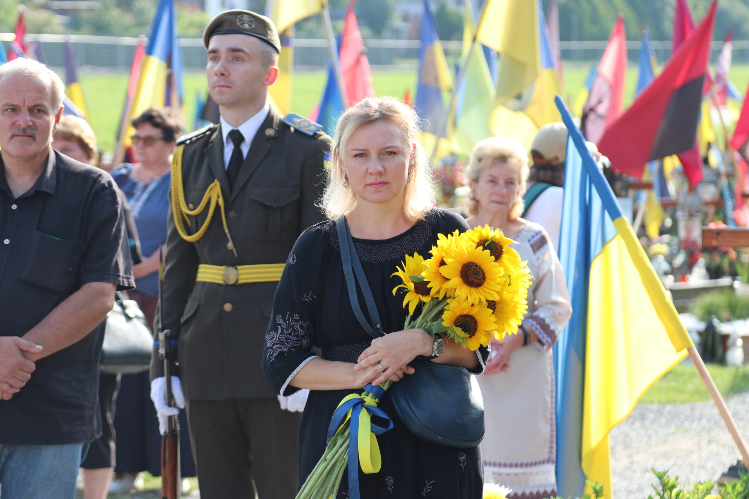 “Вітаємо Тебе, дорога мамо Україно, з Днем Незалежності”: у Львові на Личакові молитовно вшанували загиблих новітніх Героїв України “Вітаємо Тебе, дорога мамо Україно, з Днем Незалежності”: у Львові на Личакові молитовно вшанували загиблих новітніх Героїв України