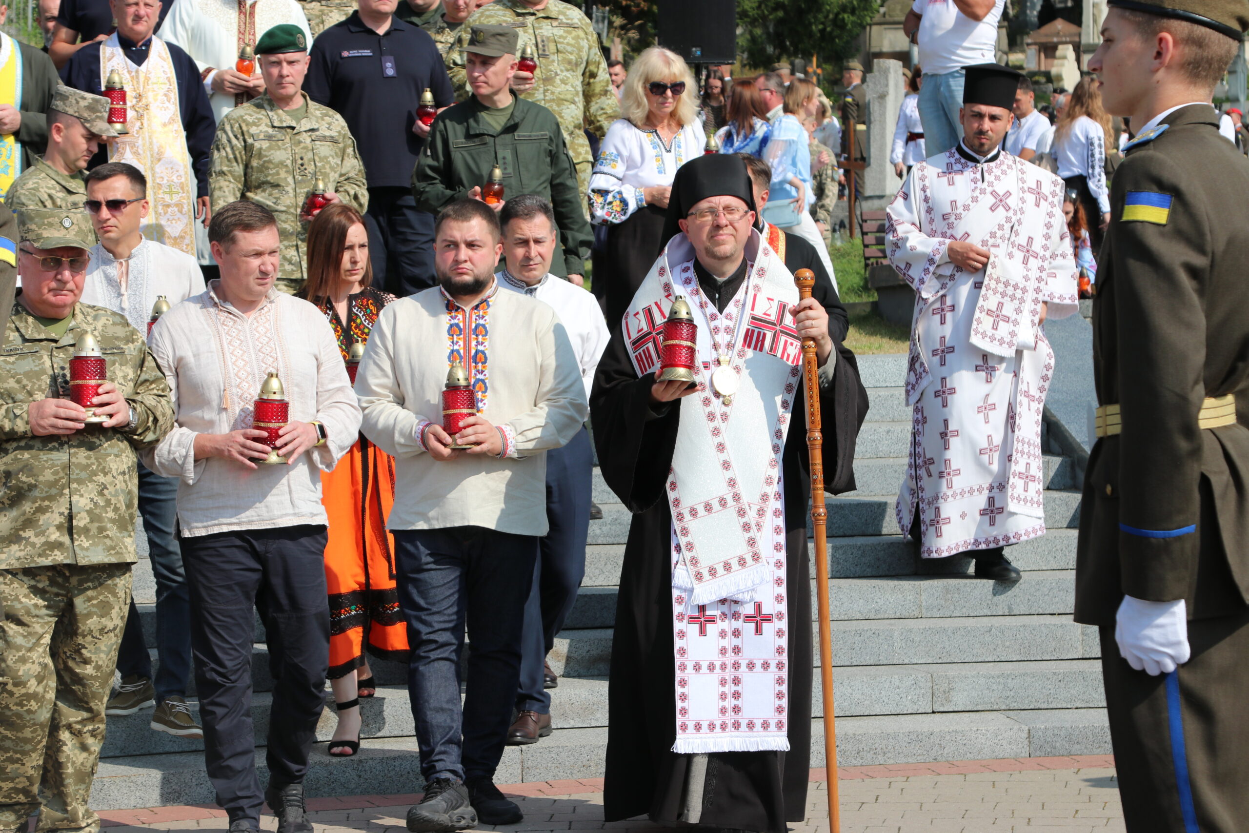 “Вітаємо Тебе, дорога мамо Україно, з Днем Незалежності”: у Львові на Личакові молитовно вшанували загиблих новітніх Героїв України “Вітаємо Тебе, дорога мамо Україно, з Днем Незалежності”: у Львові на Личакові молитовно вшанували загиблих новітніх Героїв України