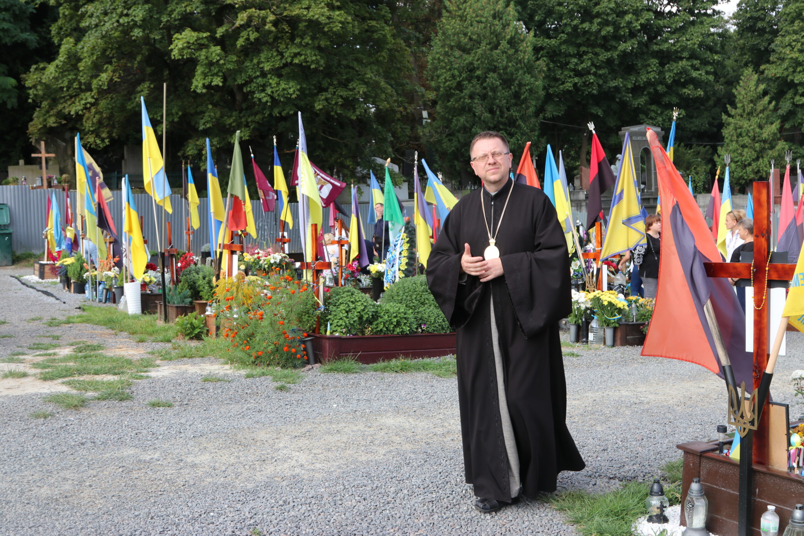 “Вітаємо Тебе, дорога мамо Україно, з Днем Незалежності”: у Львові на Личакові молитовно вшанували загиблих новітніх Героїв України “Вітаємо Тебе, дорога мамо Україно, з Днем Незалежності”: у Львові на Личакові молитовно вшанували загиблих новітніх Героїв України