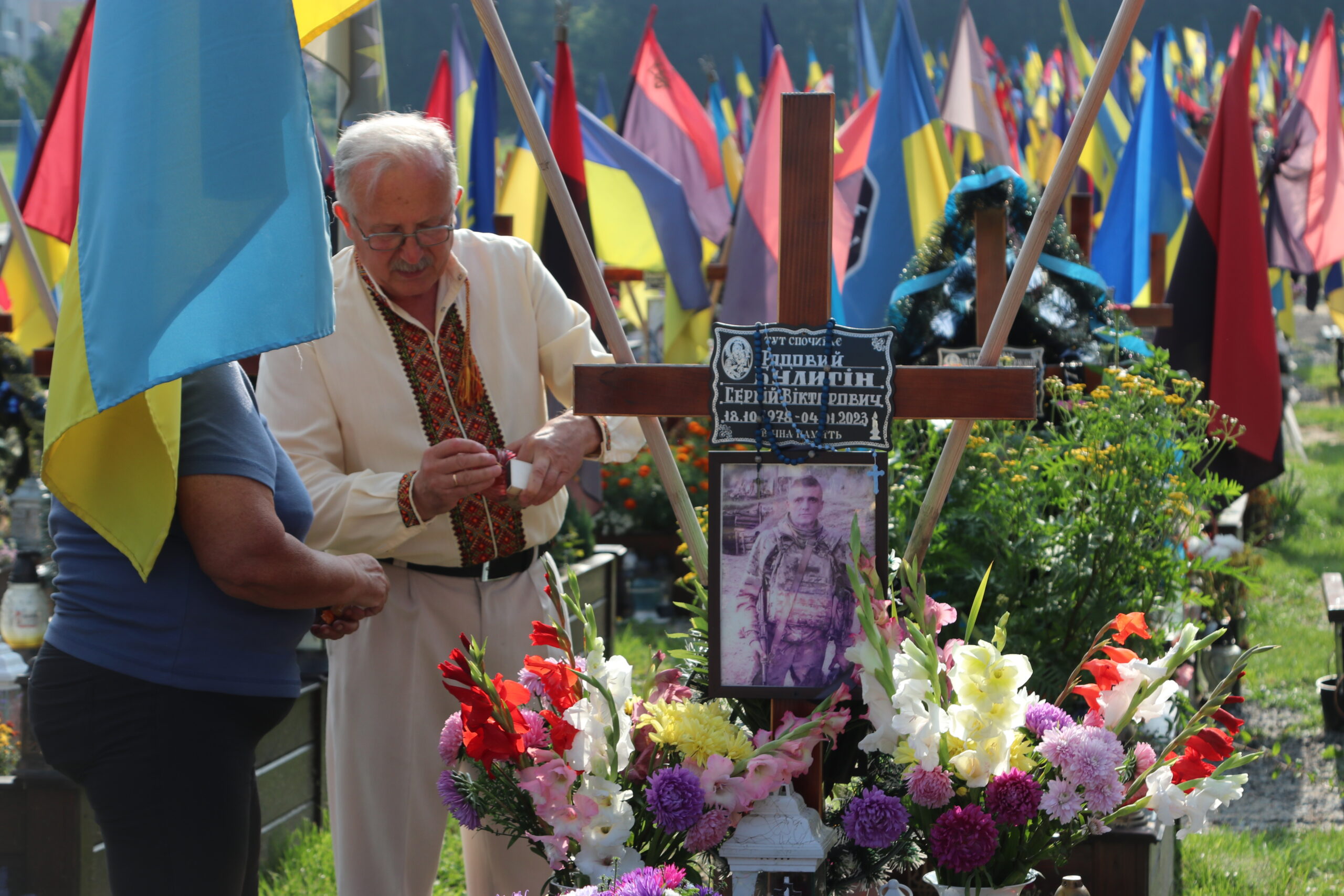 “Вітаємо Тебе, дорога мамо Україно, з Днем Незалежності”: у Львові на Личакові молитовно вшанували загиблих новітніх Героїв України “Вітаємо Тебе, дорога мамо Україно, з Днем Незалежності”: у Львові на Личакові молитовно вшанували загиблих новітніх Героїв України
