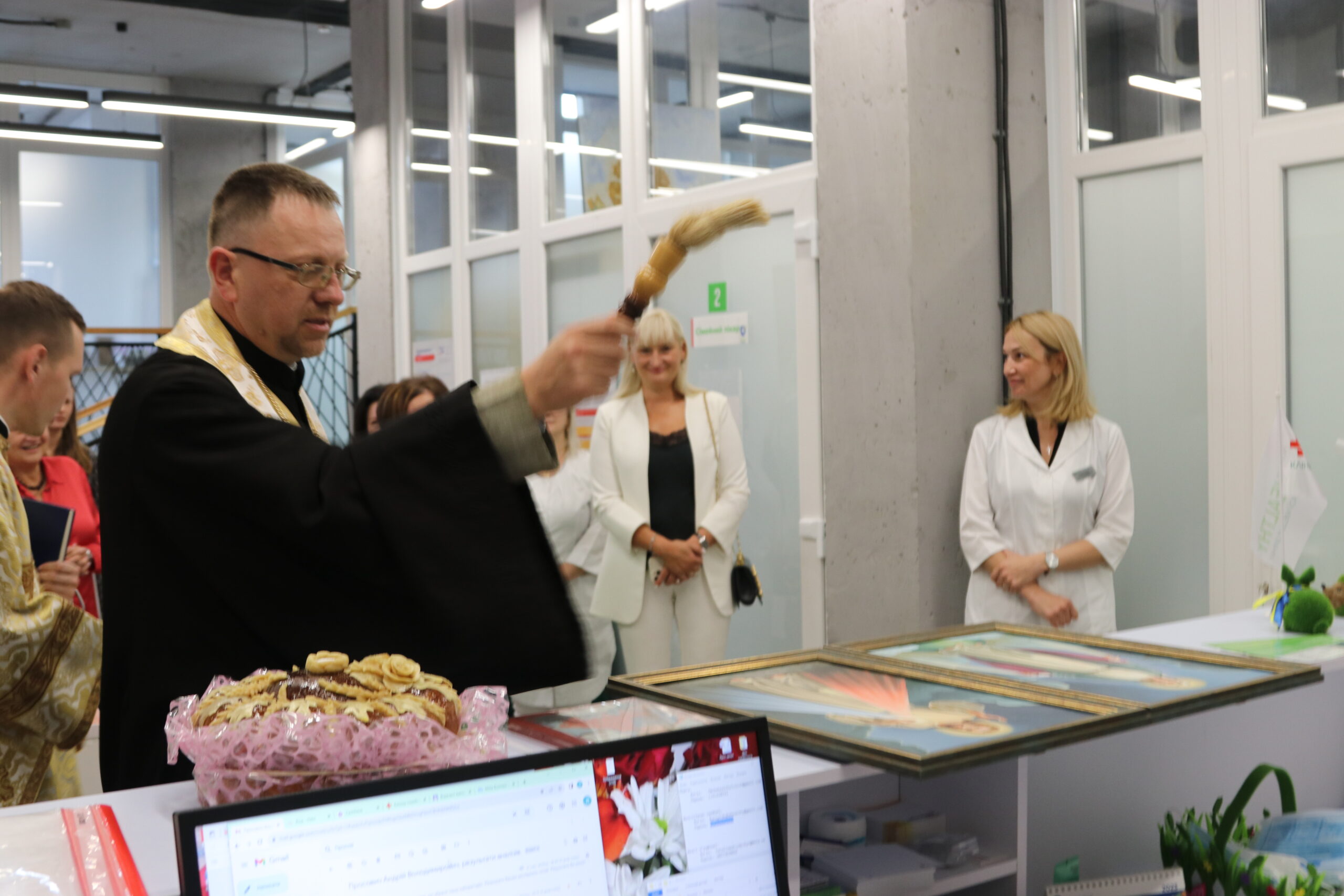 Владика Володимир з душпастирським візитом відвідав медцентр “Behealthy” на Шевченка Владика Володимир з душпастирським візитом відвідав медцентр “Behealthy” на Шевченка