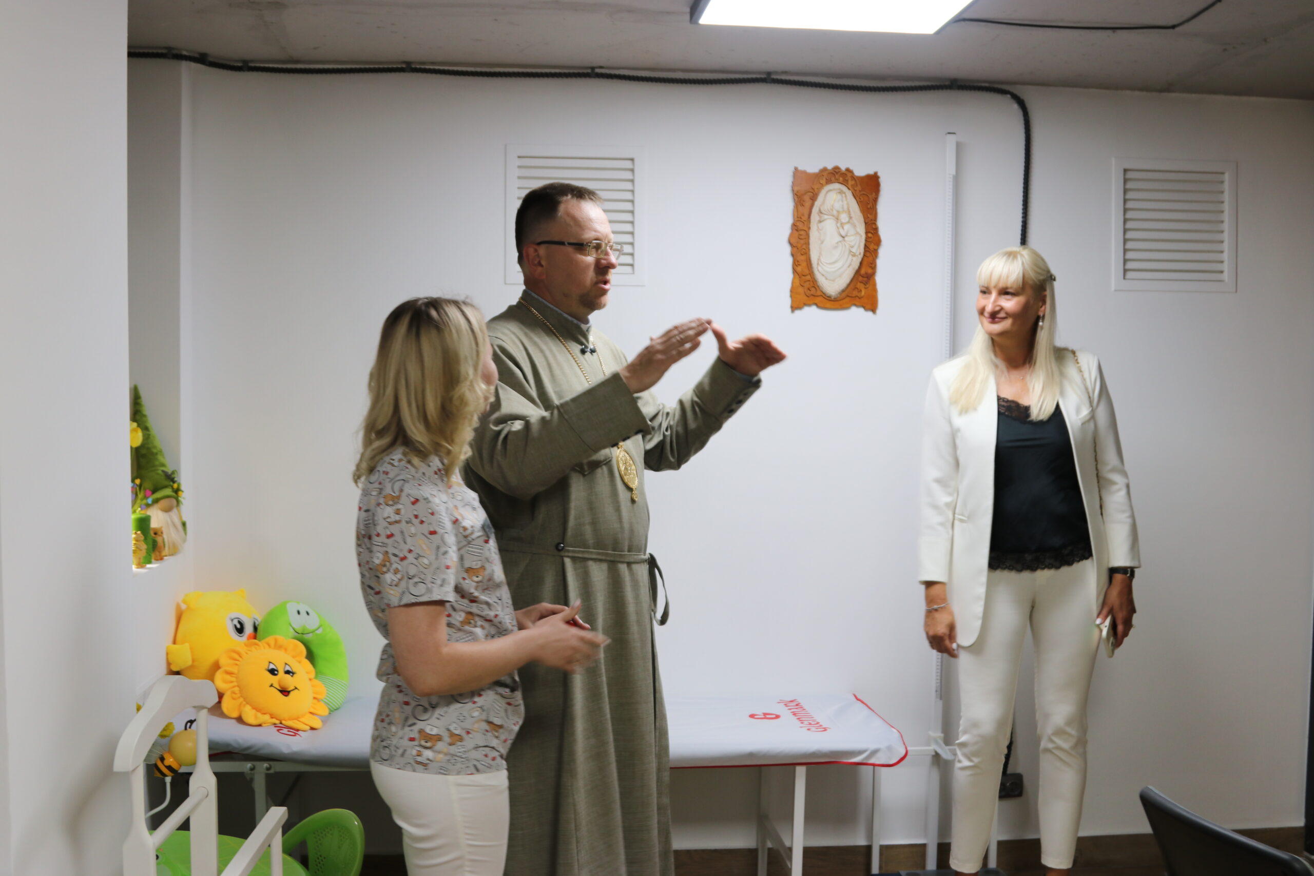 Владика Володимир з душпастирським візитом відвідав медцентр “Behealthy” на Шевченка Владика Володимир з душпастирським візитом відвідав медцентр “Behealthy” на Шевченка