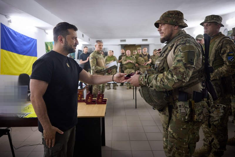 Володимир Зеленський відвідав командний пункт 10-го армійського корпусу, який діє на Мелітопольському напрямку Володимир Зеленський відвідав командний пункт 10-го армійського корпусу, який діє на Мелітопольському напрямку