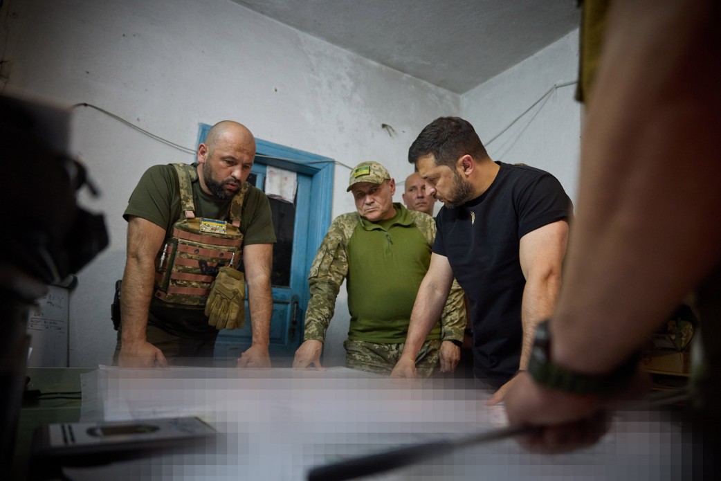 Володимир Зеленський відвідав командний пункт 10-го армійського корпусу, який діє на Мелітопольському напрямку Володимир Зеленський відвідав командний пункт 10-го армійського корпусу, який діє на Мелітопольському напрямку