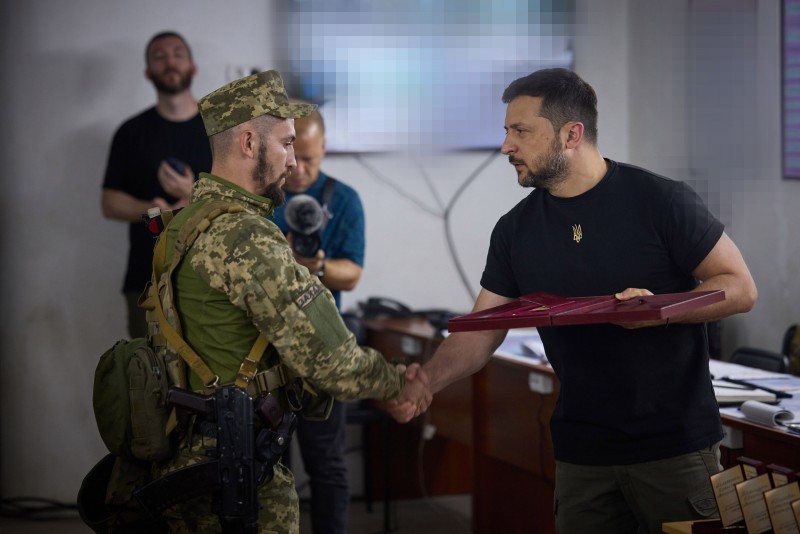 Володимир Зеленський відвідав командний пункт 10-го армійського корпусу, який діє на Мелітопольському напрямку Володимир Зеленський відвідав командний пункт 10-го армійського корпусу, який діє на Мелітопольському напрямку
