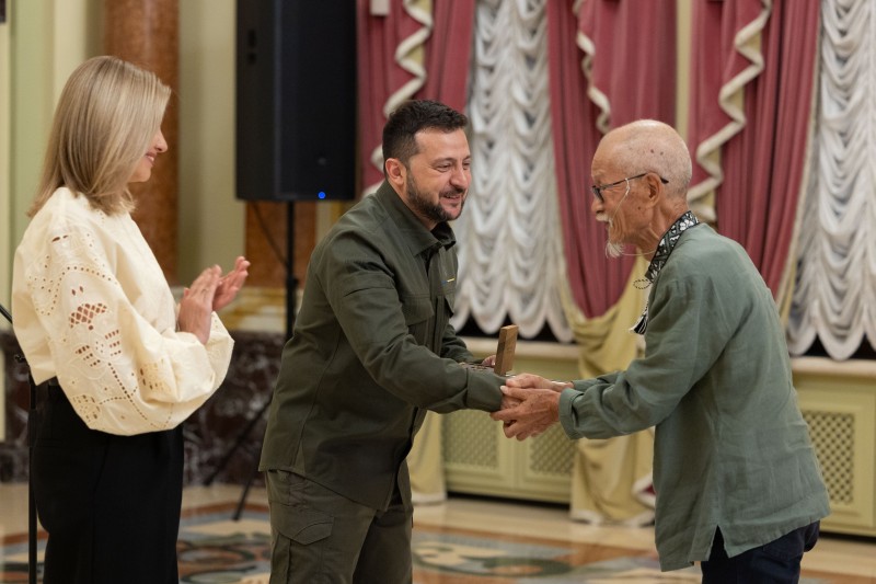 Володимир Зеленський вручив відзнаку Президента «Національна легенда України» Володимир Зеленський вручив відзнаку Президента «Національна легенда України»