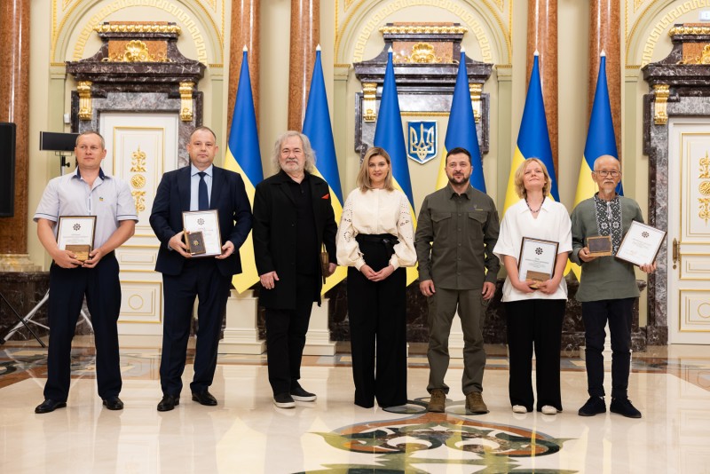 Володимир Зеленський вручив відзнаку Президента «Національна легенда України» Володимир Зеленський вручив відзнаку Президента «Національна легенда України»