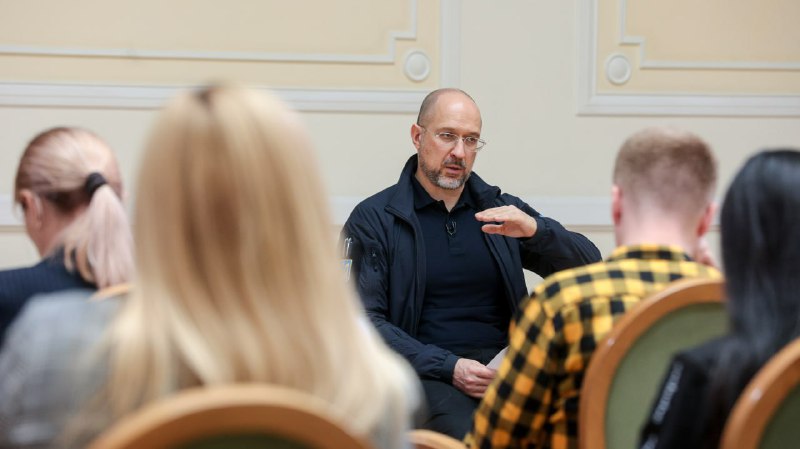 Під час пресконференції акцентував увагу на головних напрямках роботи Уряду.
➡️ Безпека, оборона та зброя Під час пресконференції акцентував увагу на головних напрямках роботи Уряду.
➡️ Безпека, оборона та зброя
