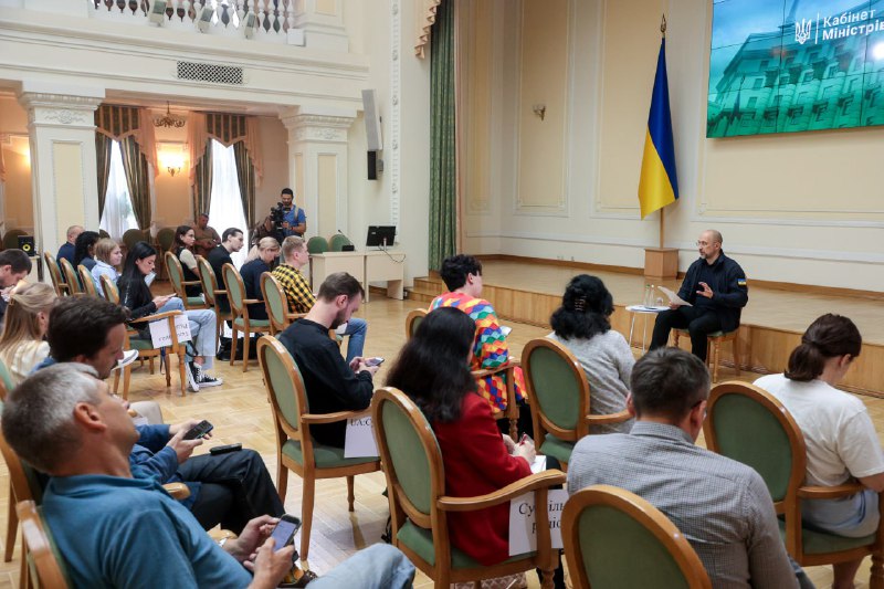 Під час пресконференції акцентував увагу на головних напрямках роботи Уряду.
➡️ Безпека, оборона та зброя Під час пресконференції акцентував увагу на головних напрямках роботи Уряду.
➡️ Безпека, оборона та зброя