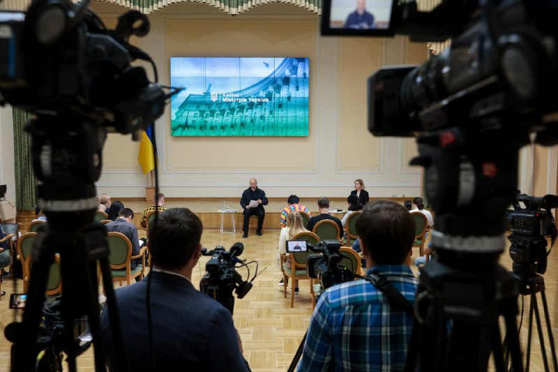 Під час пресконференції акцентував увагу на головних напрямках роботи Уряду.
➡️ Безпека, оборона та зброя Під час пресконференції акцентував увагу на головних напрямках роботи Уряду.
➡️ Безпека, оборона та зброя