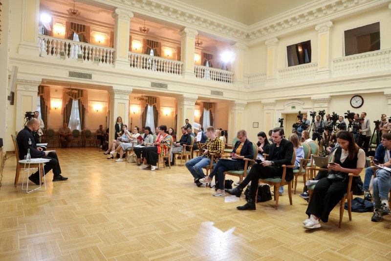 Під час пресконференції акцентував увагу на головних напрямках роботи Уряду.
➡️ Безпека, оборона та зброя Під час пресконференції акцентував увагу на головних напрямках роботи Уряду.
➡️ Безпека, оборона та зброя