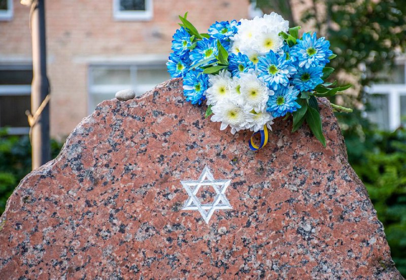 Сьогодні весь світ згадує Бабин Яр.
Десятки років у цей день ми казали «Ніколи знову!» Сьогодні весь світ згадує Бабин Яр.
Десятки років у цей день ми казали «Ніколи знову!»