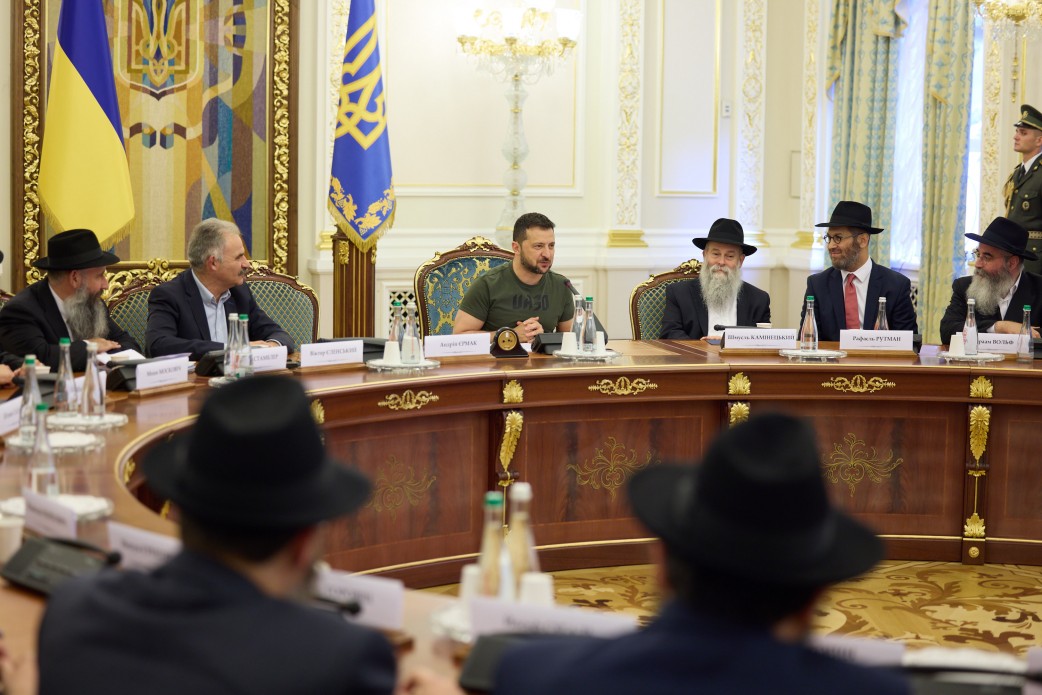 Дякую, що ви своєю роботою та молитвами наближаєте перемогу України – Президент під час зустрічі з військовослужбовцями та представниками єврейського духовенства Дякую, що ви своєю роботою та молитвами наближаєте перемогу України – Президент під час зустрічі з військовослужбовцями та представниками єврейського духовенства