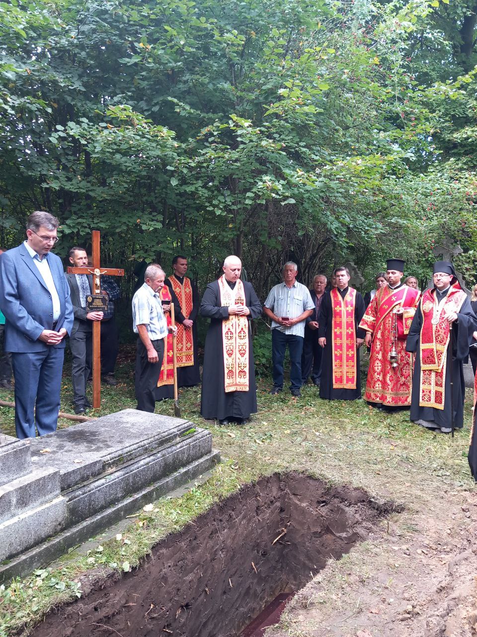 Єпископ-помічник Львівської Архиєпархії владика Володимир звершив чин поховання батька ректора УКУ Єпископ-помічник Львівської Архиєпархії владика Володимир звершив чин поховання батька ректора УКУ