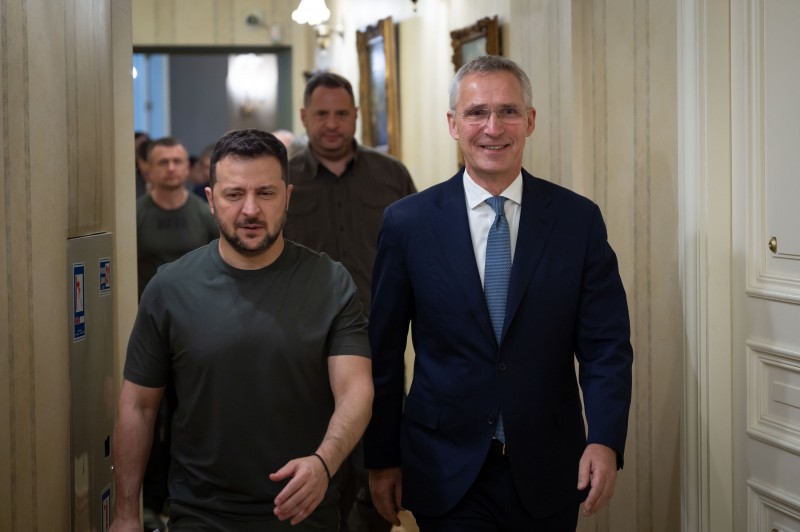 Лише питання часу, коли Україна де-юре стане членом НАТО – Володимир Зеленський за результатами зустрічі з Єнсом Столтенбергом у Києві Лише питання часу, коли Україна де-юре стане членом НАТО – Володимир Зеленський за результатами зустрічі з Єнсом Столтенбергом у Києві