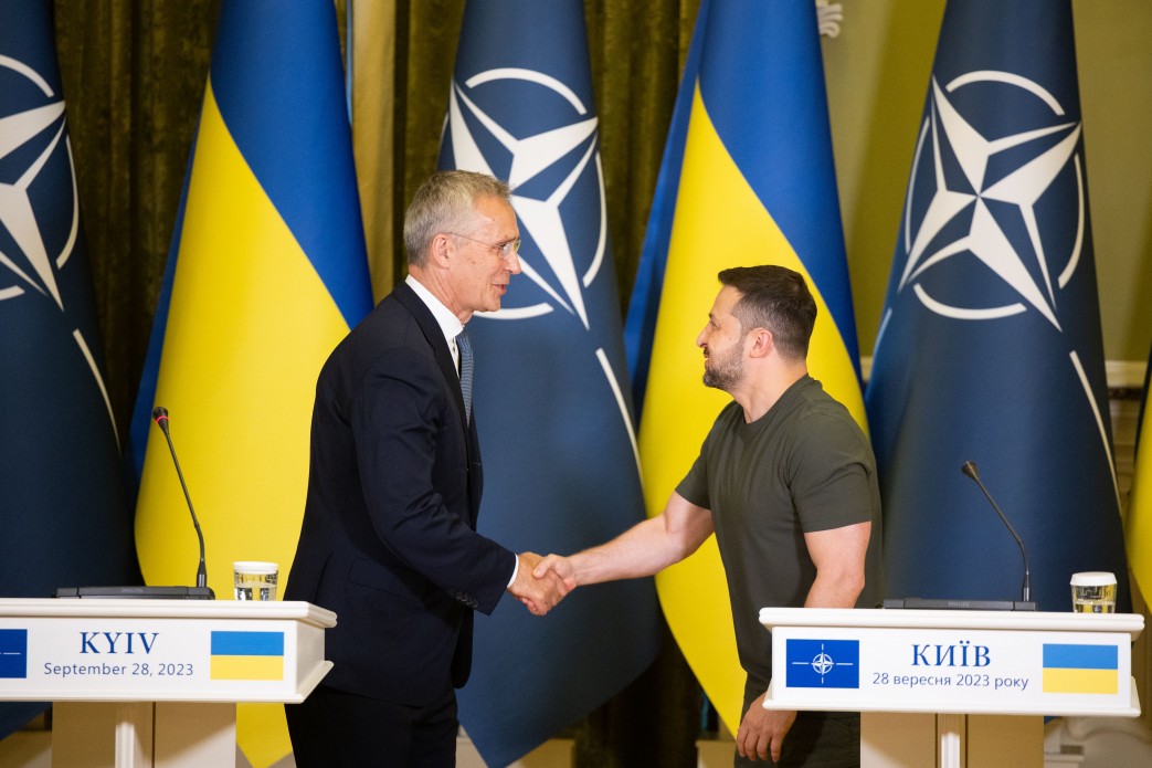 Лише питання часу, коли Україна де-юре стане членом НАТО – Володимир Зеленський за результатами зустрічі з Єнсом Столтенбергом у Києві Лише питання часу, коли Україна де-юре стане членом НАТО – Володимир Зеленський за результатами зустрічі з Єнсом Столтенбергом у Києві