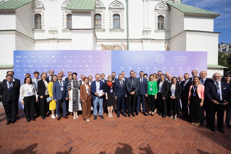 На третьому Саміті перших леді та джентльменів укладено 25 меморандумів про медичне партнерство між лікувальними закладами України та інших країн світу На третьому Саміті перших леді та джентльменів укладено 25 меморандумів про медичне партнерство між лікувальними закладами України та інших країн світу