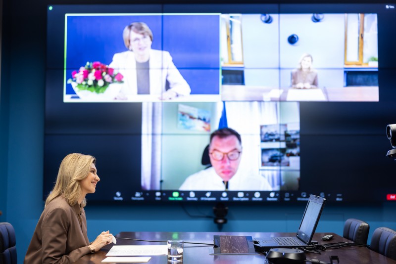 Олена Зеленська провела відеозустріч із першою леді Німеччини Ельке Бюденбендер Олена Зеленська провела відеозустріч із першою леді Німеччини Ельке Бюденбендер