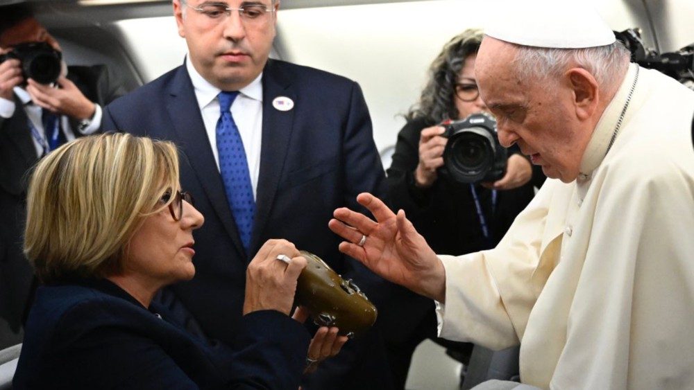 Папа Франциск поблагословив флягу, що належала українському захисникові, який дивом вижив Папа Франциск поблагословив флягу, що належала українському захисникові, який дивом вижив