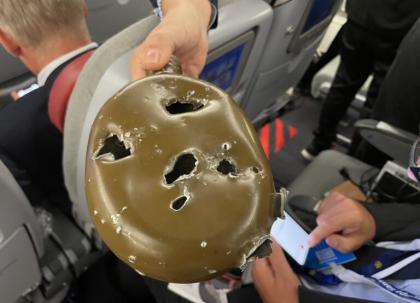 Папа Франциск поблагословив флягу, що належала українському захисникові, який дивом вижив Папа Франциск поблагословив флягу, що належала українському захисникові, який дивом вижив