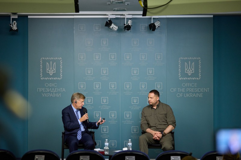 Працюючи над новими санкціями проти Росії, важливо не давати їй змоги обходити чинні обмеження – Андрій Єрмак на спільному брифінгу з Майклом Макфолом Працюючи над новими санкціями проти Росії, важливо не давати їй змоги обходити чинні обмеження – Андрій Єрмак на спільному брифінгу з Майклом Макфолом
