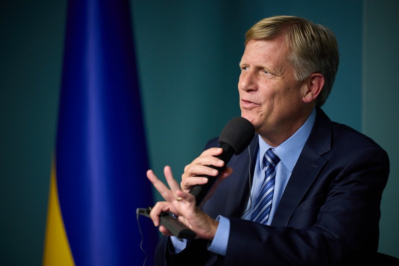 Працюючи над новими санкціями проти Росії, важливо не давати їй змоги обходити чинні обмеження – Андрій Єрмак на спільному брифінгу з Майклом Макфолом Працюючи над новими санкціями проти Росії, важливо не давати їй змоги обходити чинні обмеження – Андрій Єрмак на спільному брифінгу з Майклом Макфолом