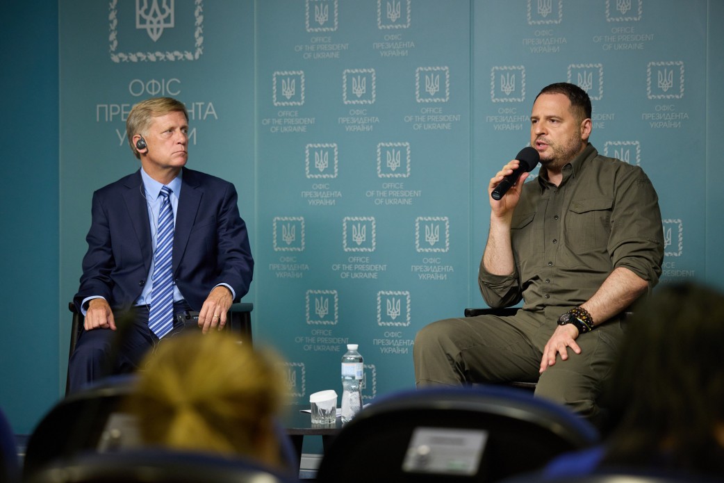 Працюючи над новими санкціями проти Росії, важливо не давати їй змоги обходити чинні обмеження – Андрій Єрмак на спільному брифінгу з Майклом Макфолом Працюючи над новими санкціями проти Росії, важливо не давати їй змоги обходити чинні обмеження – Андрій Єрмак на спільному брифінгу з Майклом Макфолом