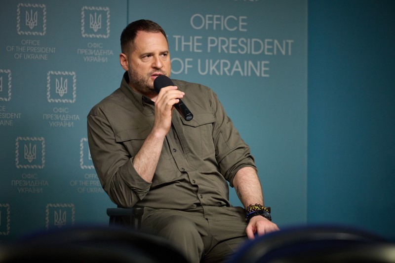 Працюючи над новими санкціями проти Росії, важливо не давати їй змоги обходити чинні обмеження – Андрій Єрмак на спільному брифінгу з Майклом Макфолом Працюючи над новими санкціями проти Росії, важливо не давати їй змоги обходити чинні обмеження – Андрій Єрмак на спільному брифінгу з Майклом Макфолом