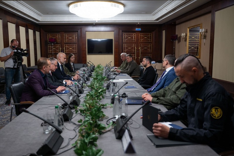 Президент України зустрівся з міністром оборони Словаччини Президент України зустрівся з міністром оборони Словаччини